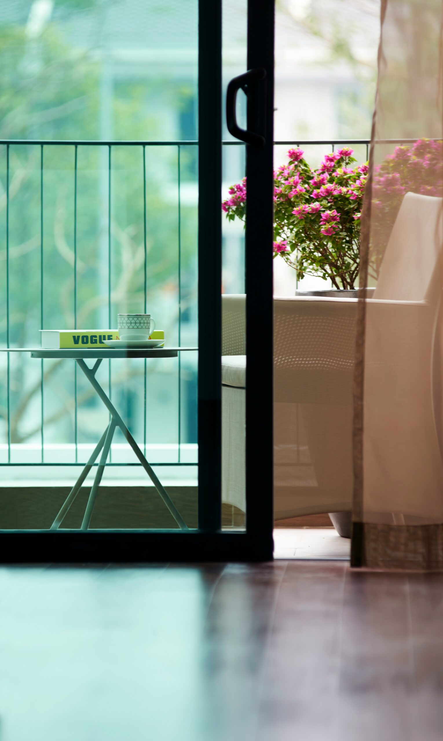 balcone con poltrona e tavolino relax