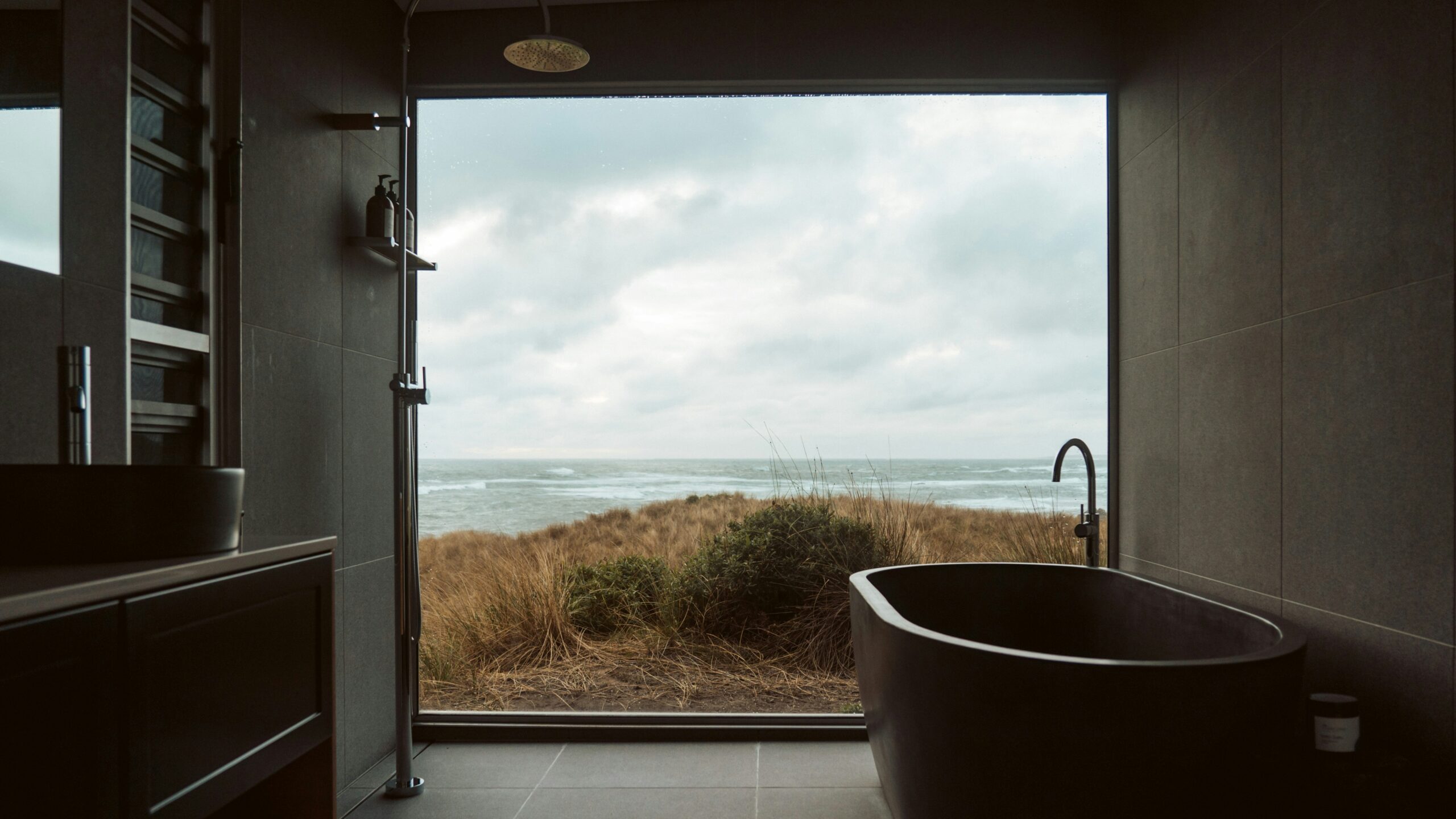 bagno con finestra su mare angolo relax a cas