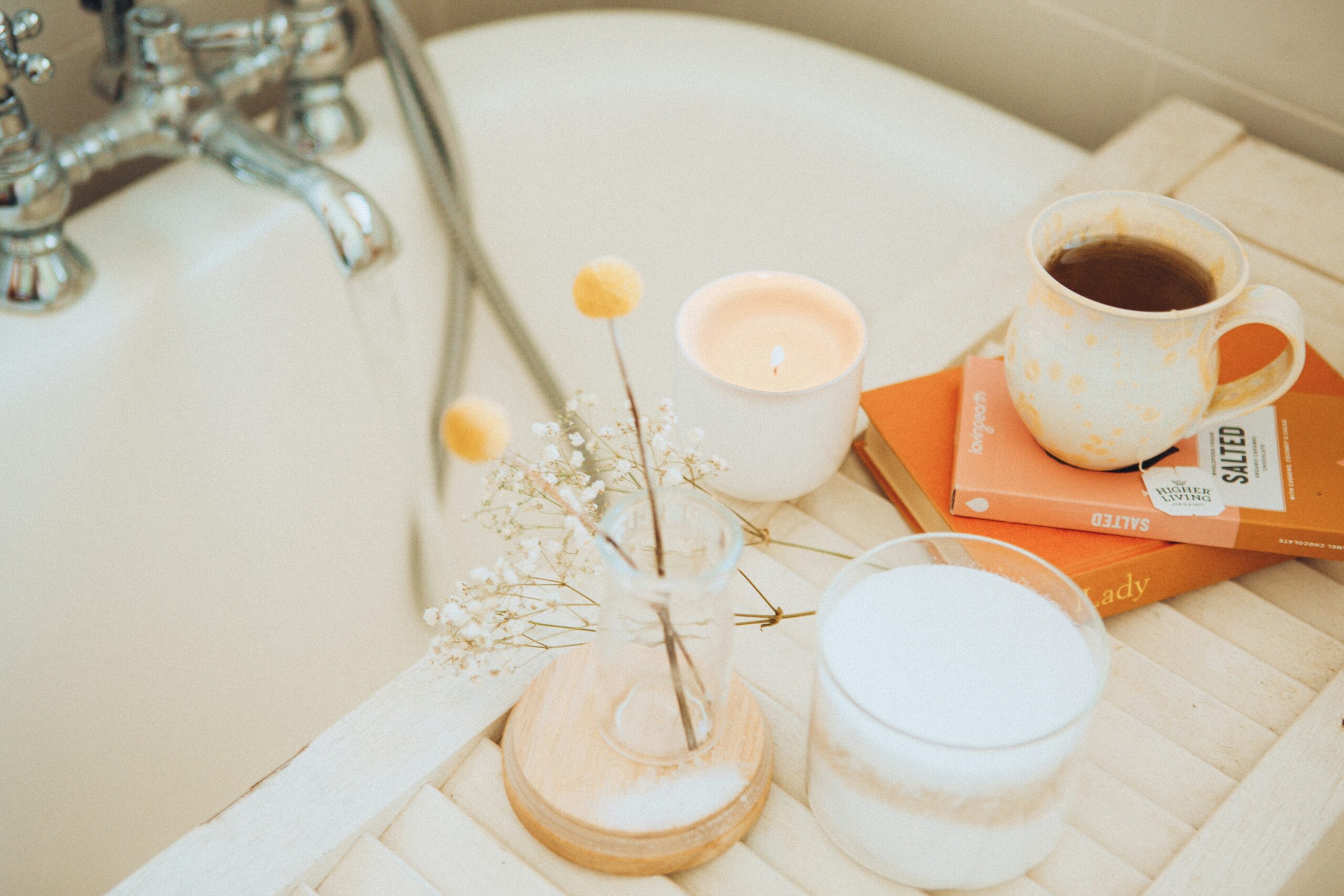 vasca da bagno con candela rilassante