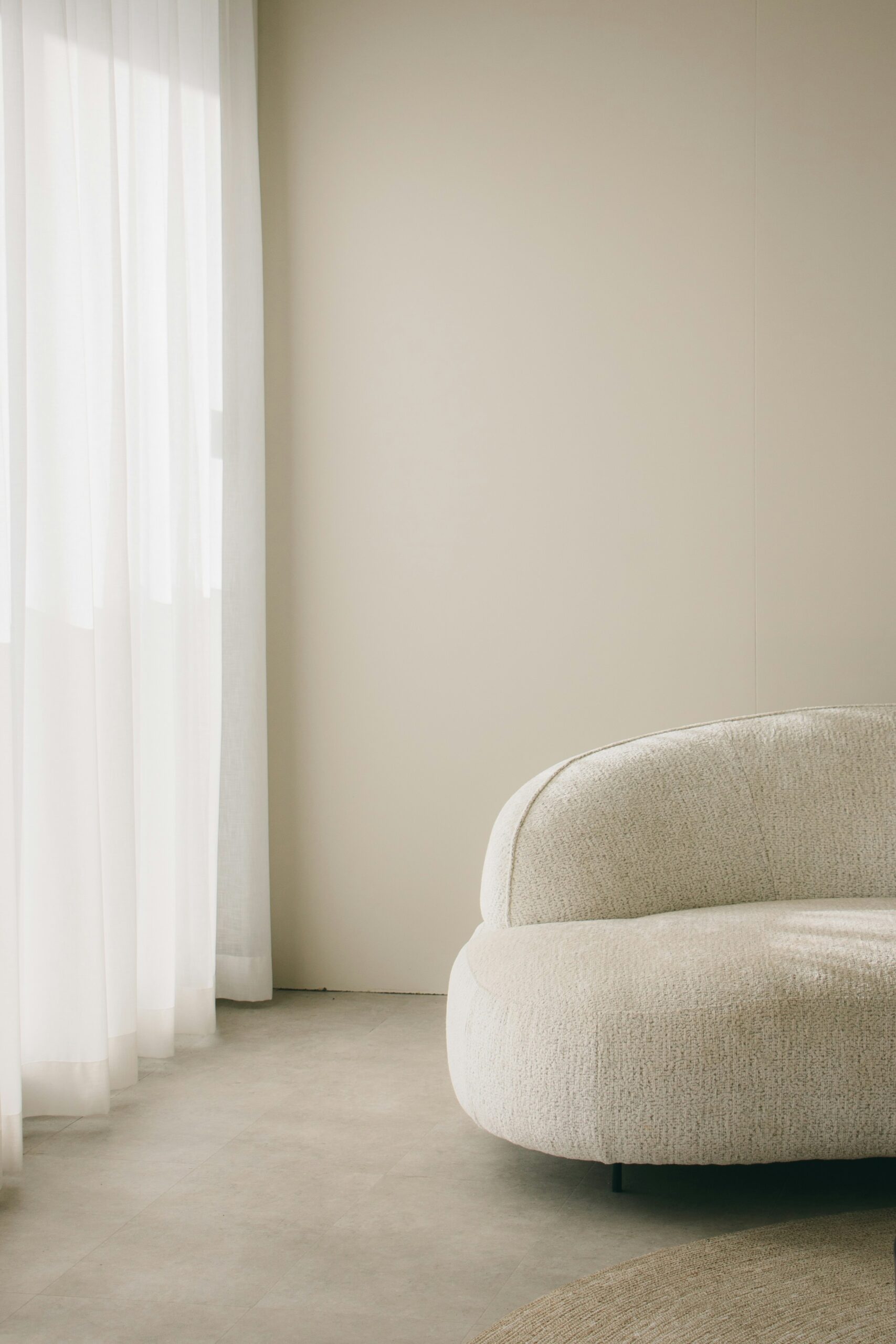 divano moderno boucle con pavimento in gres